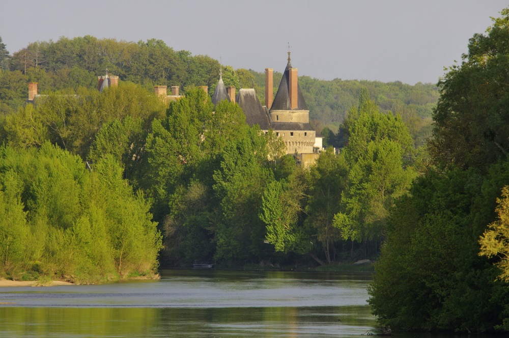 Langeais castle, from the River Loire. © Philippe Body / PNR Loire-Anjou-Touraine