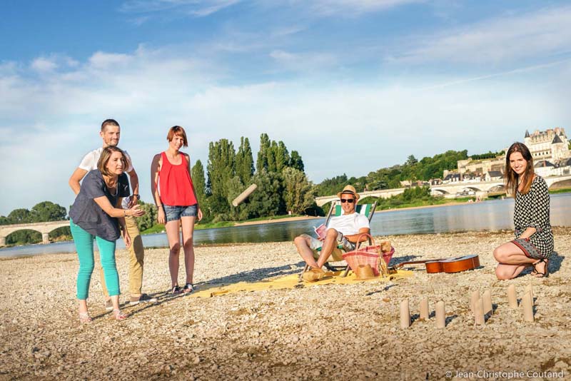 Picnic on Nazelle beach, in front of Amboise - Loire Valley, France.