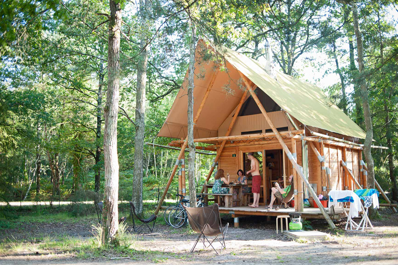 Campsite in the Loire Valley, in the Centre region: with the Camping Qualité label, the Huttopia village offers an ideal setting for camping with family or friends, with chalets and lodges in the shade of the trees, on the banks of Lake Rillé, with large, shaded pitches. In addition to a pleasant swimming pool, a restaurant, a grocery shop, and entertainment for children, the campsite offers bicycle hire. A nice campsite, like the campsite les Alicourts in Pierrefite-sur-Sauldre in the Loir et Cher, the campsite le Parc du Val de Loire yellowh village in Mesland near Chaumont-sur-Loire, the campsite Les Saules in Cheverny, the campsite Les couleurs du monde in Faverolles sur Cher, la grande tortue campsite in Candé sur Beuvron, Val de Loire campsite near Blois, sandaya campsite, château des Marais, les bois du Bardelet campsite near Gien in the Loiret, Olivet campsite near Orléans... 