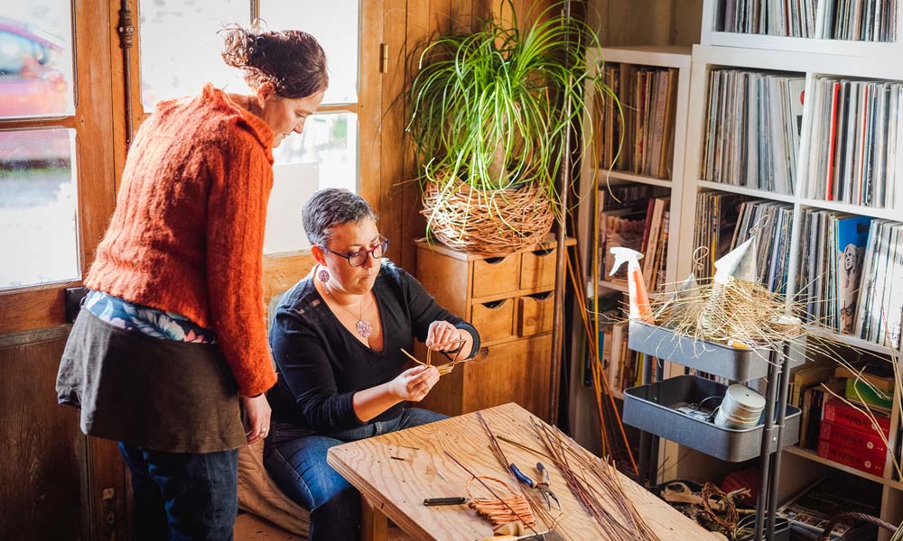 Weaving wicker in the artisanal workshop Plume et brin d'osier. The work of wicker can use vintage pattern for solid handmade creation. A great furniture to work!