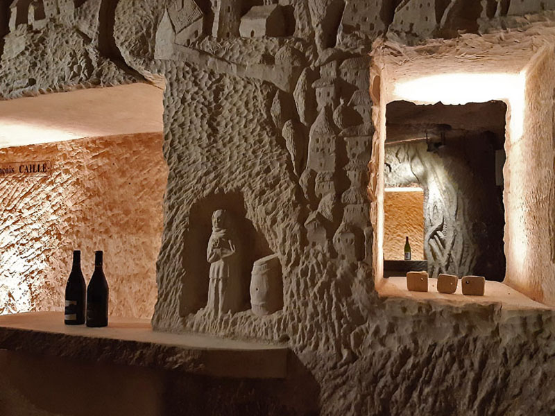 A troglodyte world in the Sibylle cave, near Chinon and Saumur (France). English people love troglodytes (same american names). Enjoy the troglodytic view with this version or edition of page.