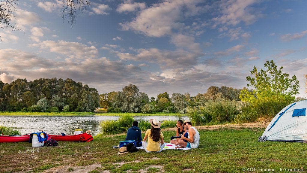 Bivouac near the Vienne River - Chinon