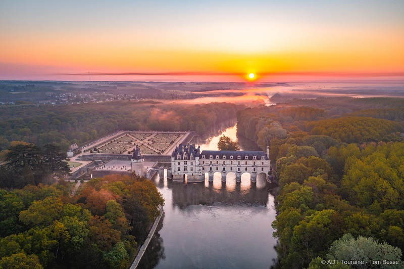 Château of Chenonceau - After Francis I died, the french queen Catherine de Medici was linked during her life to Henri II (marriage), Francis the first (daughter in law), Diane, Charles (her son), Pope Clement, duke of Guise... The TV series The Serpent Queen is about the life of Catherine de Médici.