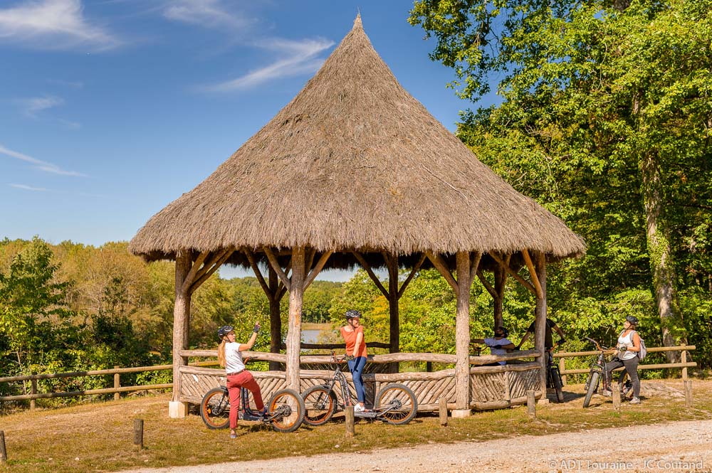 Pavilion at the Étang du Pas aux Ânes