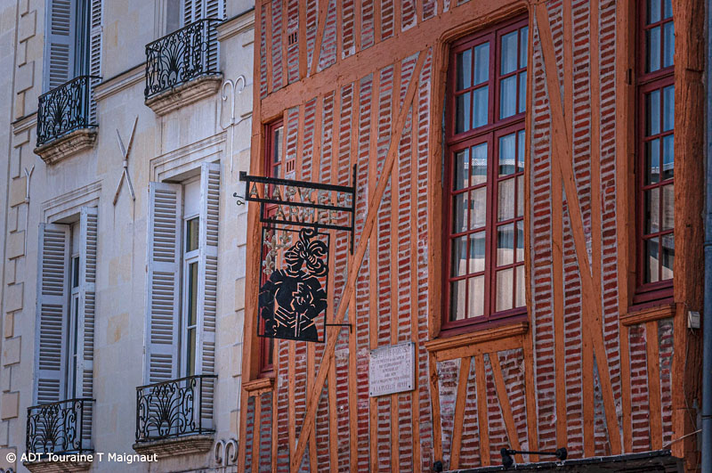 Joan of Arc - A la pucelle armée armourer, in Tours - France