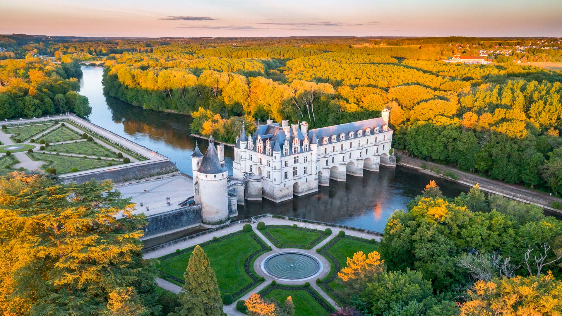 Chateau Chambord: a magnificent chateau in the Loire Valley