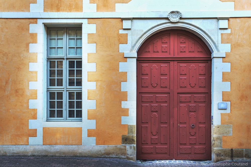 Door of a private mansion - Ochre painting