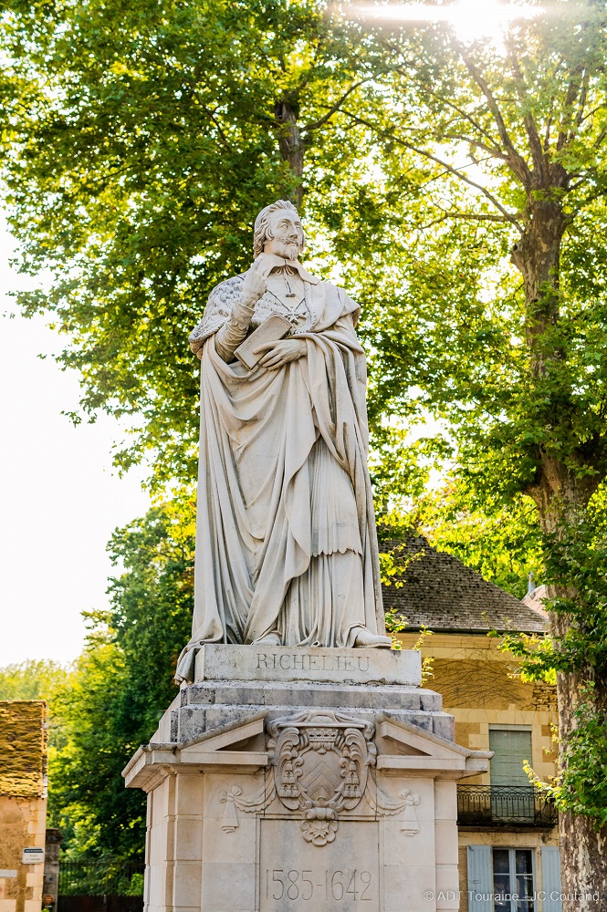 The statue of the Cardinal