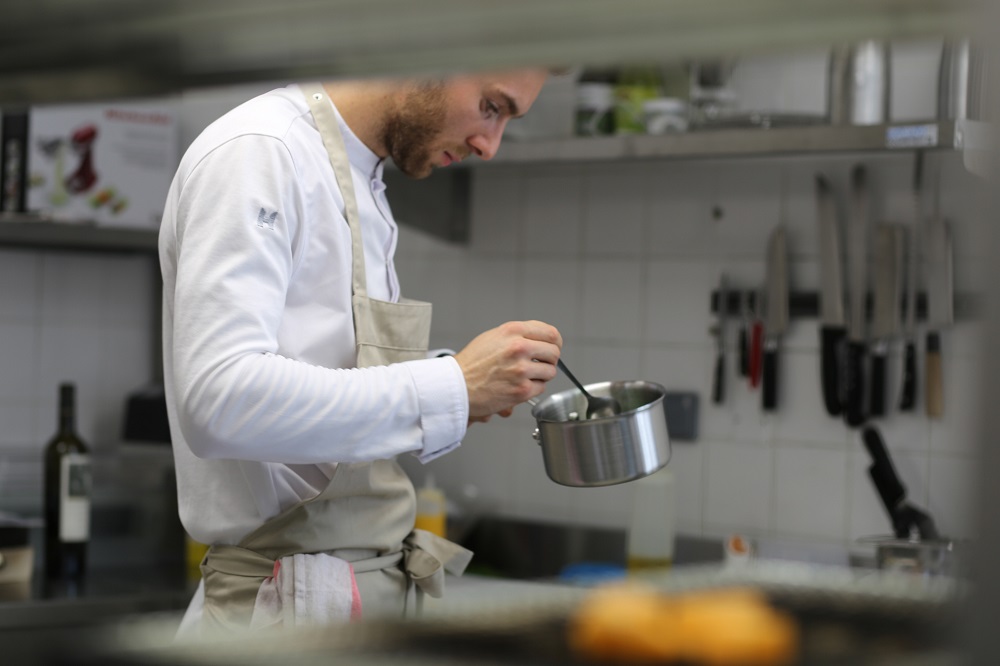 Chef Clément Dumont, in the kitchen. ©Adfileds / J. Crochet