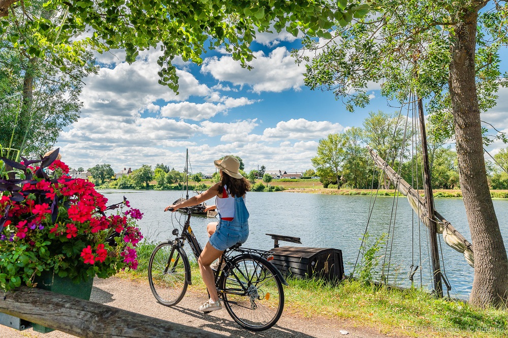 The Loire by Bike cycling trail in Savonnières.