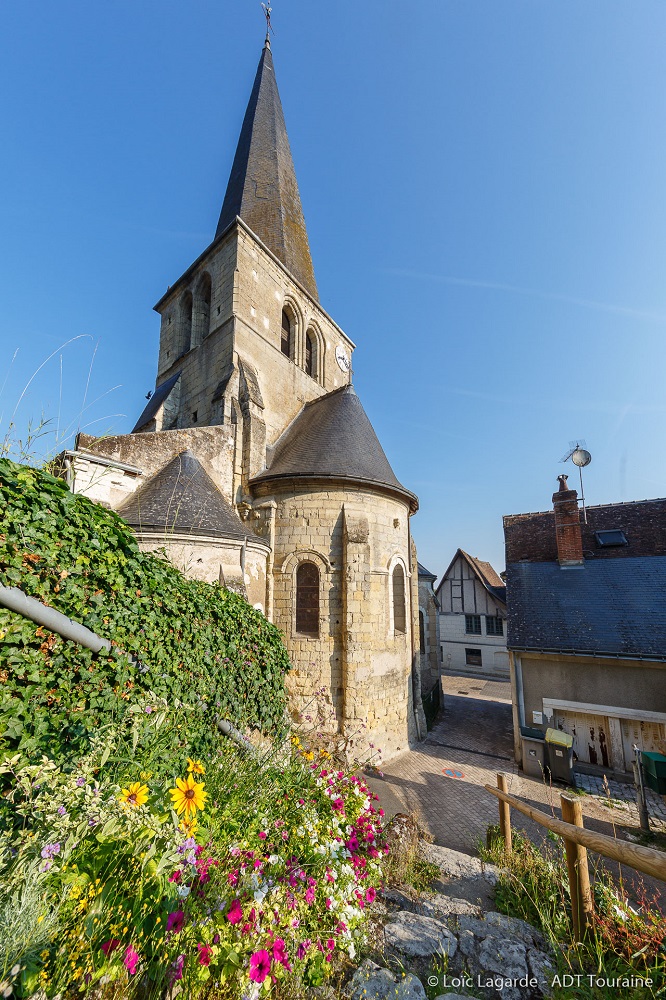 Departure of the hundred steps path, near the church.