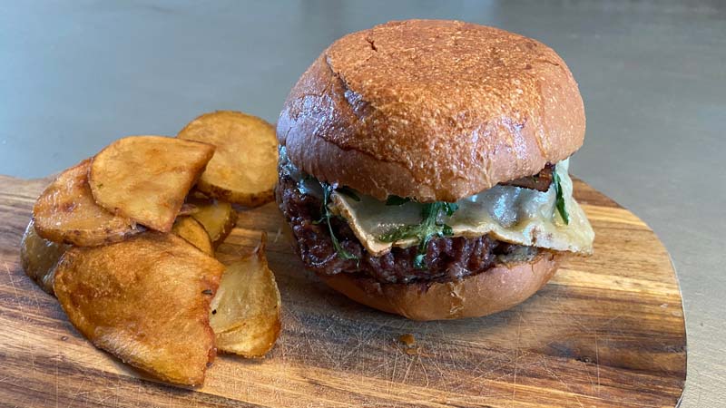 In Tours, the Hambourgeau, a burger made with Loire Valley specialities! Benoit Sanchez, world burger Champion for the team France. 