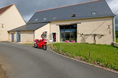 1 extérieur gîte d’étape et de groupe de la métairie Saché