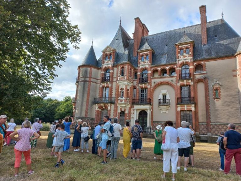 Patrimoine à savourer dans le parc du château du Mortier à Monnaie-1