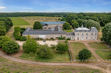 Chateau drone ciel bleu