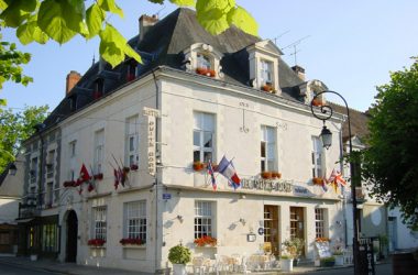 Le Puits Doré – Hotel and restaurant in Richelieu, France.