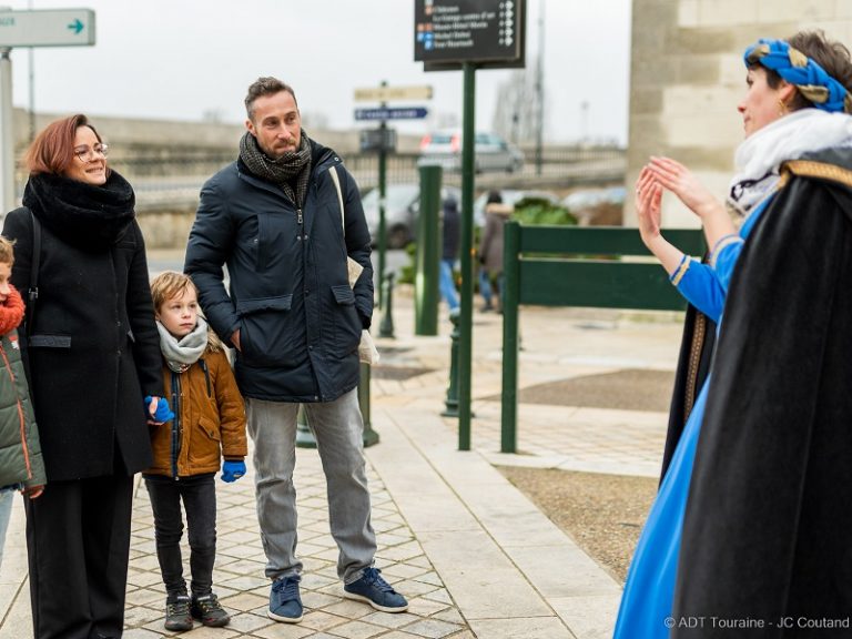 Guided tours of Amboise with a guide in costume-1