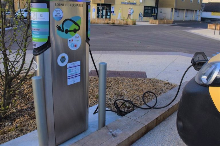 Borne de charge pour véhicules électriques-1